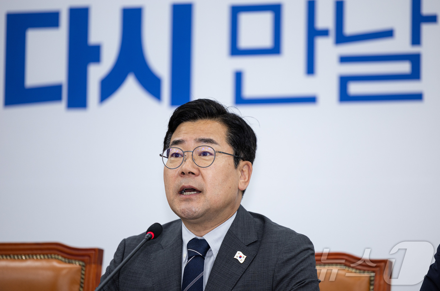 (서울=뉴스1) 이재명 기자 = 박찬대 더불어민주당 대표 직무대행 겸 원내대표가 10일 오전 서울 여의도 국회에서 열린 원내대책회의에서 발언을 하고 있다. 2025.6.10/뉴스1 …