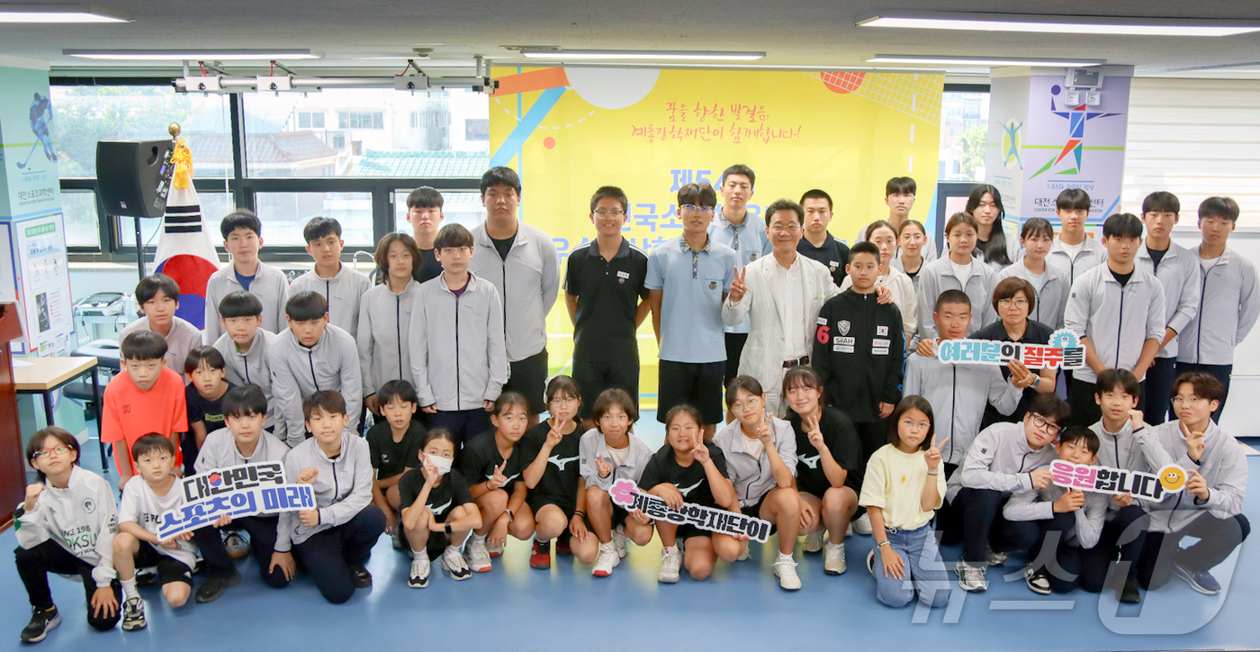 (대전=뉴스1) 이동원 기자 = 계룡장학재단 이승찬 이사장(계룡건설 회장)이 9일 대전광역시체육회 스포츠과학센터에서 열린 ‘제54회 전국소년체육대회 우수입상학생 장학금 수여식’에서 …