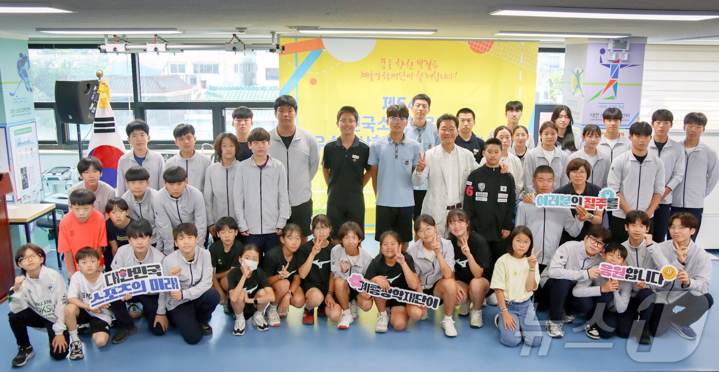 본문 이미지 - 장학금·격려금 전달 &#40;계룡장학재단 제공&#41; 2025.6.10/뉴스1 