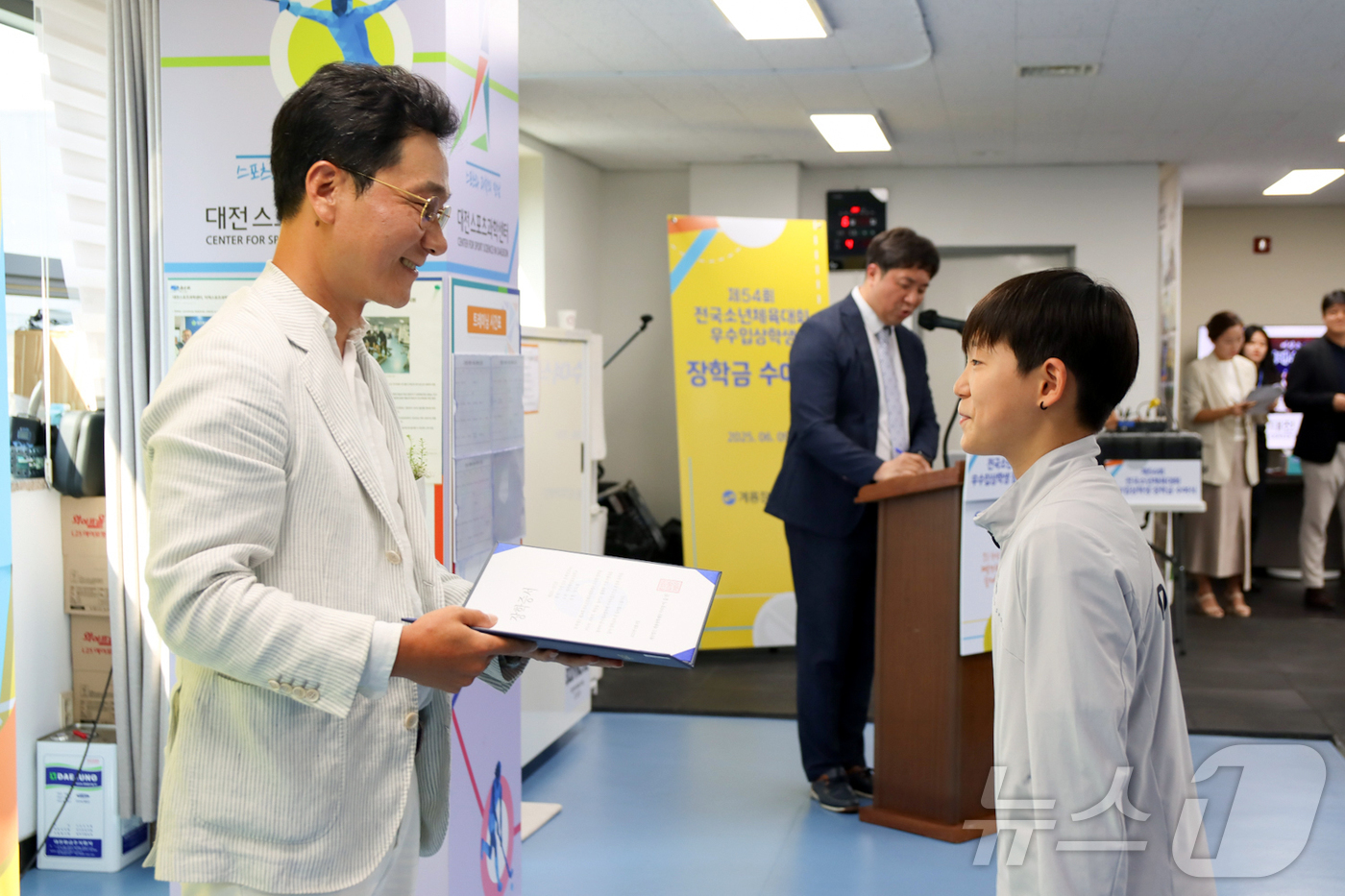 (대전=뉴스1) 이동원 기자 = 계룡장학재단 이승찬 이사장(계룡건설 회장)이 9일 대전광역시체육회 스포츠과학센터에서 열린 ‘제54회 전국소년체육대회 우수입상학생 장학금 수여식’에서 …