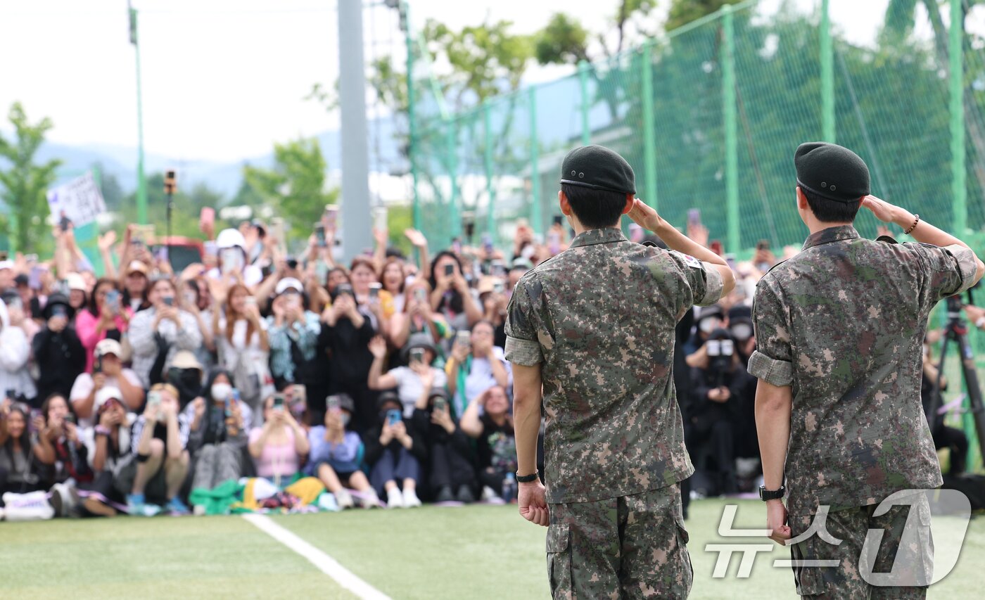본문 이미지 - 방탄소년단&#40;BTS&#41;의 RM&#40;김남준, 30&#41;과 뷔&#40;김태형, 29&#41;가 10일 오전 강원도 춘천시 신북읍 체육공원 축구장에서 군 복무를 마친 뒤 전역 인사를 하고 있다. ⓒ News1 권현진 기자