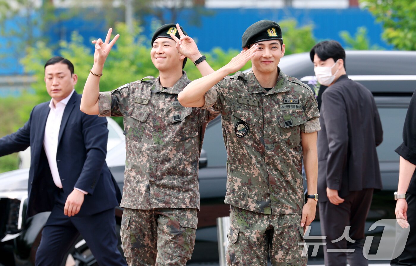 본문 이미지 - 방탄소년단&#40;BTS&#41;의 RM&#40;김남준, 30&#41;과 뷔&#40;김태형, 29&#41;가 10일 오전 강원도 춘천시 신북읍 체육공원 축구장에서 군 복무를 마친 뒤 전역 인사를 하고 있다. ⓒ News1 권현진 기자