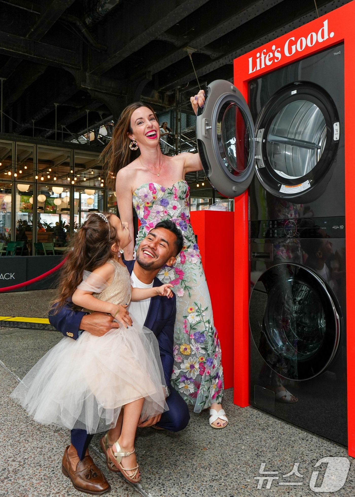 (서울=뉴스1) = LG전자가 최근 미국 뉴욕의 하이라인 파크에 스테인드글라스 무늬로 장식된 워시타워로 디자인한 공간을 마련하고 총 10쌍의 연인들이 이곳에서 결혼서약식을 진행하도 …