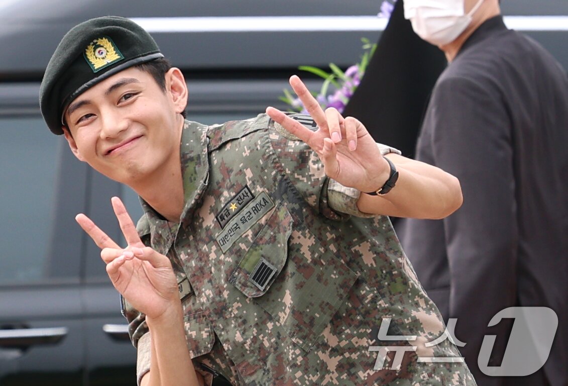 방탄소년단 뷔, 전역 기념 시그니처 브이