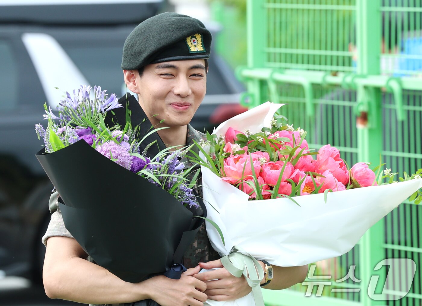 본문 이미지 - 방탄소년단&#40;BTS&#41;의 뷔&#40;김태형, 29&#41;가 10일 오전 강원도 춘천시 신북읍 체육공원 축구장에서 군 복무를 마친 뒤 미소를 짓고 있다. ⓒ News1 권현진 기자