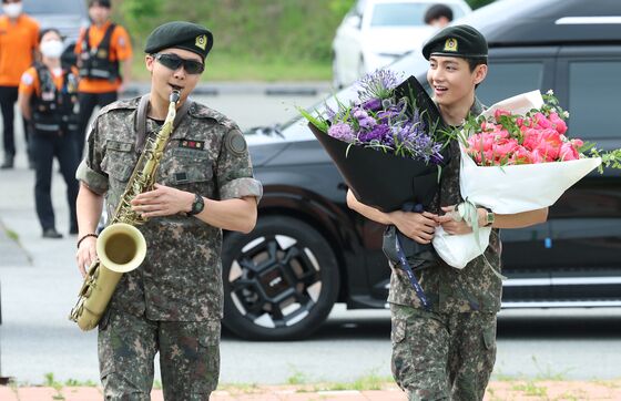 RM·뷔 현장 지킨 구급대원에 90도 인사…매너까지 완벽했던 전역 현장