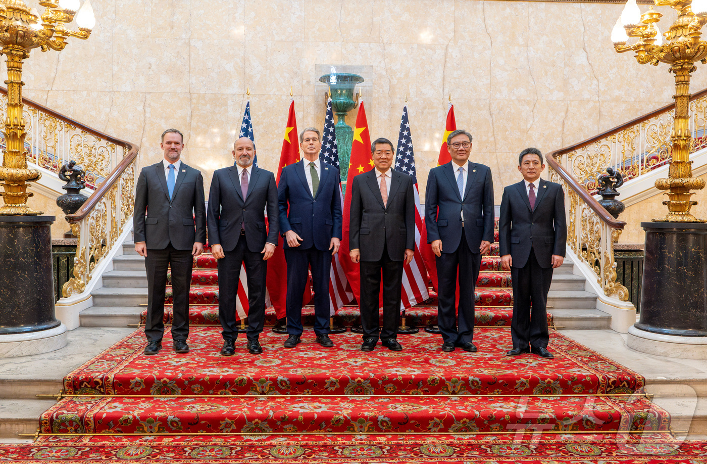 (로이터=뉴스1) 정은지 특파원 = 9일(현지시간) 영국 런던 랭커스터 하우스에서 열린 무역 협상에서 제이미슨 그리어 미국 무역대표부 대표, 하워드 러트닉 미국 상무장관, 스콧 베 …