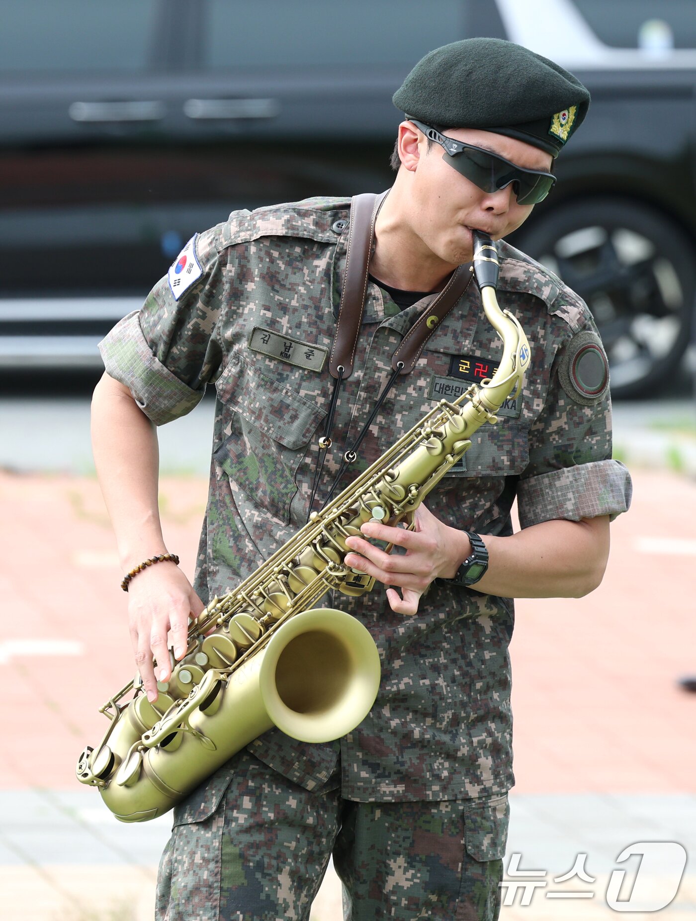 본문 이미지 - 방탄소년단&#40;BTS&#41;의 RM&#40;김남준, 30&#41;이 10일 오전 강원도 춘천시 신북읍 체육공원 축구장에서 군 복무를 마친 뒤 섹소폰을 연주하며 전역 인사를 하고 있다. ⓒ News1 권현진 기자