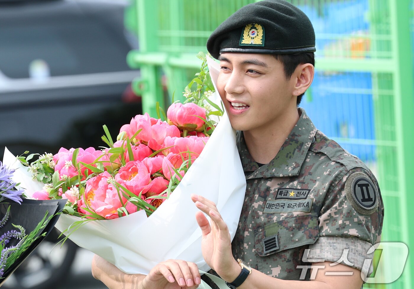 본문 이미지 - 방탄소년단&#40;BTS&#41;의 뷔가 10일 오전 강원도 춘천시 신북읍 체육공원 축구장에서 군 복무를 마친 뒤 손을 흔들고 있다. ⓒ News1 권현진 기자