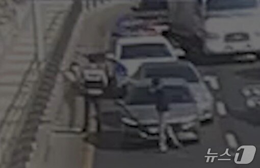 본문 이미지 - A 씨 차량 2차 사고 현장. (경기남부경찰청 제공. 재판매 및 DB 금지) 2025.6.10/뉴스1