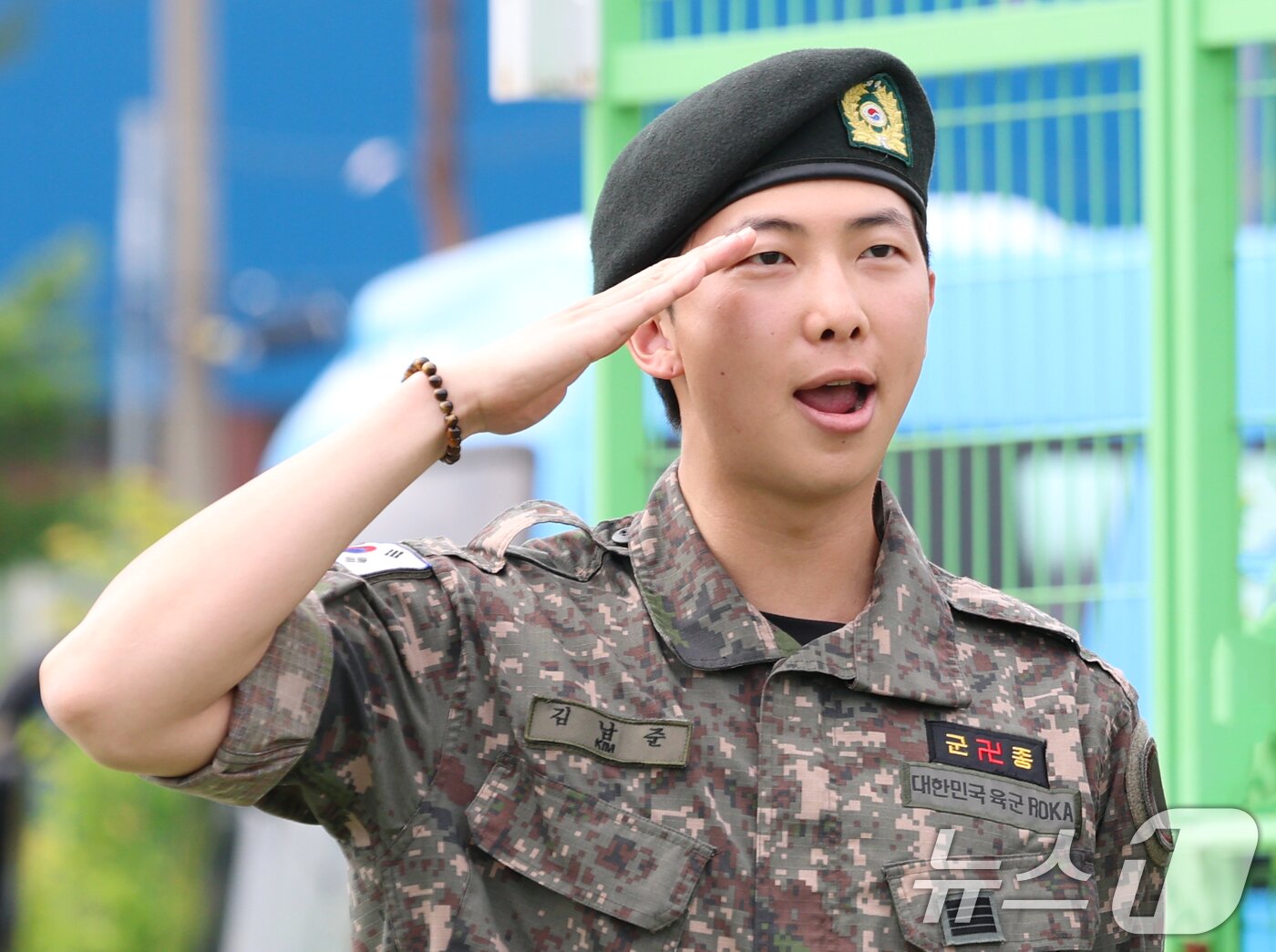 본문 이미지 - 방탄소년단&#40;BTS&#41;의 RM&#40;김남준, 30&#41;이 10일 오전 강원도 춘천시 신북읍 체육공원 축구장에서 군 복무를 마친 뒤 전역 인사를 하고 있다. ⓒ News1 권현진 기자