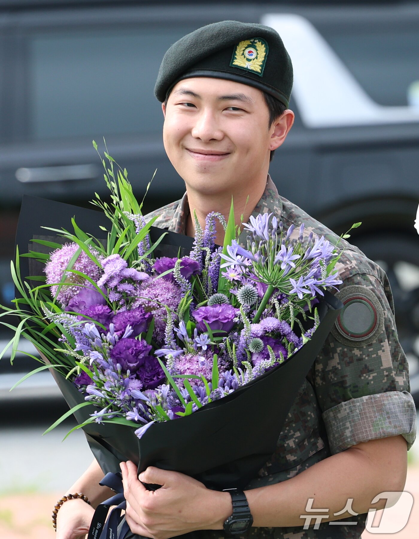 본문 이미지 - 방탄소년단&#40;BTS&#41;의 RM&#40;김남준, 30&#41;이 10일 오전 강원도 춘천시 신북읍 체육공원 축구장에서 군 복무를 마친 뒤 미소를 짓고 있다. ⓒ News1 권현진 기자