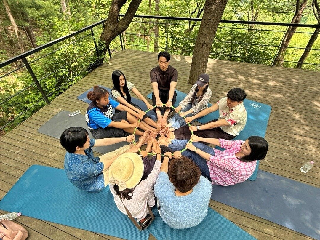 본문 이미지 - &#39;디지털 디톡스 산림치유 캠프&#39;에 참여한 8인의 인플루언서. &#40;진콘 제공&#41;