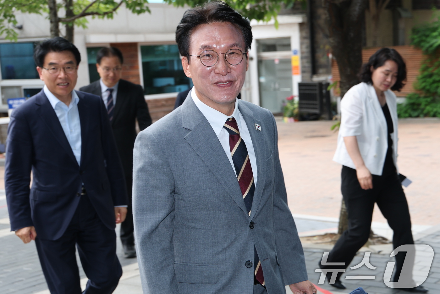 (서울=뉴스1) 임세영 기자 = 김민석 국무총리 후보자가 10일 오전 서울 종로구 통의동 금융감독원 연수원에 마련된 인사청문회 준비 사무실로 출근을 하고 있다. 2025.6.10/ …