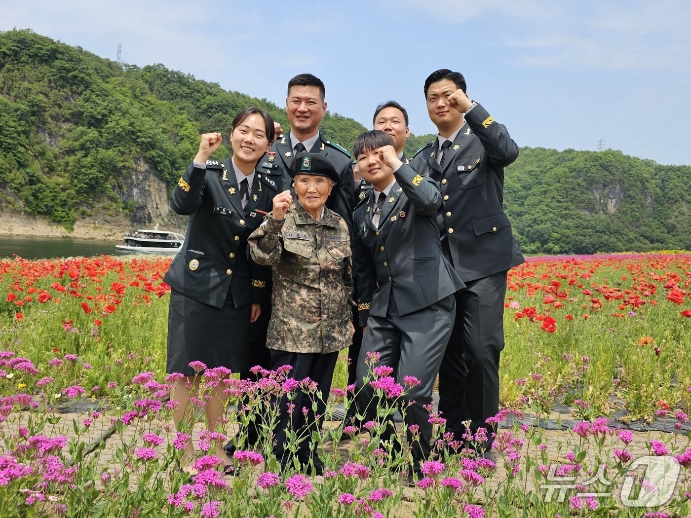 본문 이미지 - 이종선 예비역 소령(중앙)과 충북 단양군 인근 부대 여군 장교 등이  도담삼봉에서 잠시 여유를 즐겼다.(단양군 제공. 재판매 및 DB금지)/뉴스1  