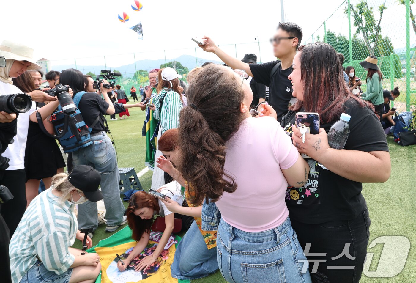 본문 이미지 - 10일 오전 강원도 춘천시 신북읍 체육공원 축구장에서 전역을 마친 방탄소년단&#40;BTS&#41;의 RM&#40;김남준·30&#41;과 뷔&#40;김태형·29&#41;를 본 브라질 아미&#40;방탄소년단 팬덤명&#41;들이 감격에 겨워 눈물을 흘리며 기쁨을 표현하고 있다. ⓒ News1 권현진 기자