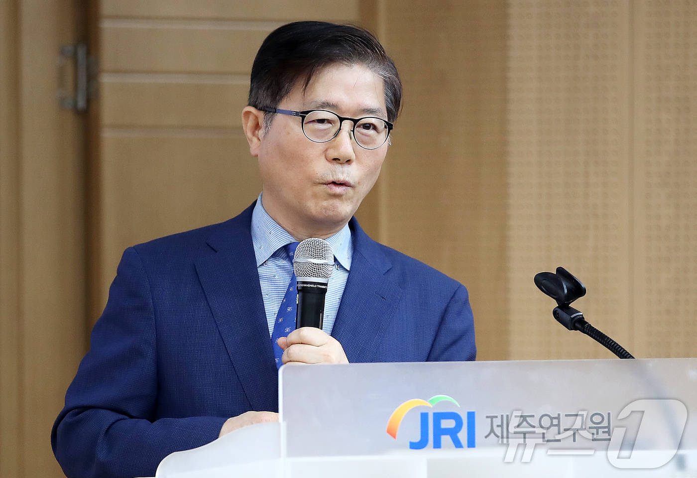 (제주=뉴스1) 오미란 기자 = 변창흠 전 국토교통부 장관이 10일 오전 제주연구원 대강당에서 제주연구원 주최로 열린 \'이재명 정부 출범에 따른 정책토론회 : 국정전략과 제주의 …