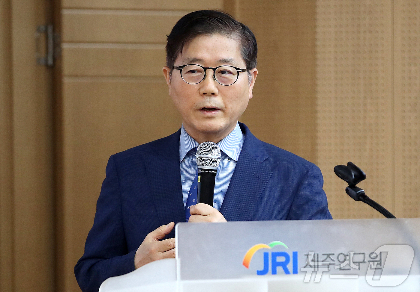 (제주=뉴스1) 오미란 기자 = 변창흠 전 국토교통부 장관이 10일 오전 제주연구원 대강당에서 제주연구원 주최로 열린 \'이재명 정부 출범에 따른 정책토론회 : 국정전략과 제주의 …
