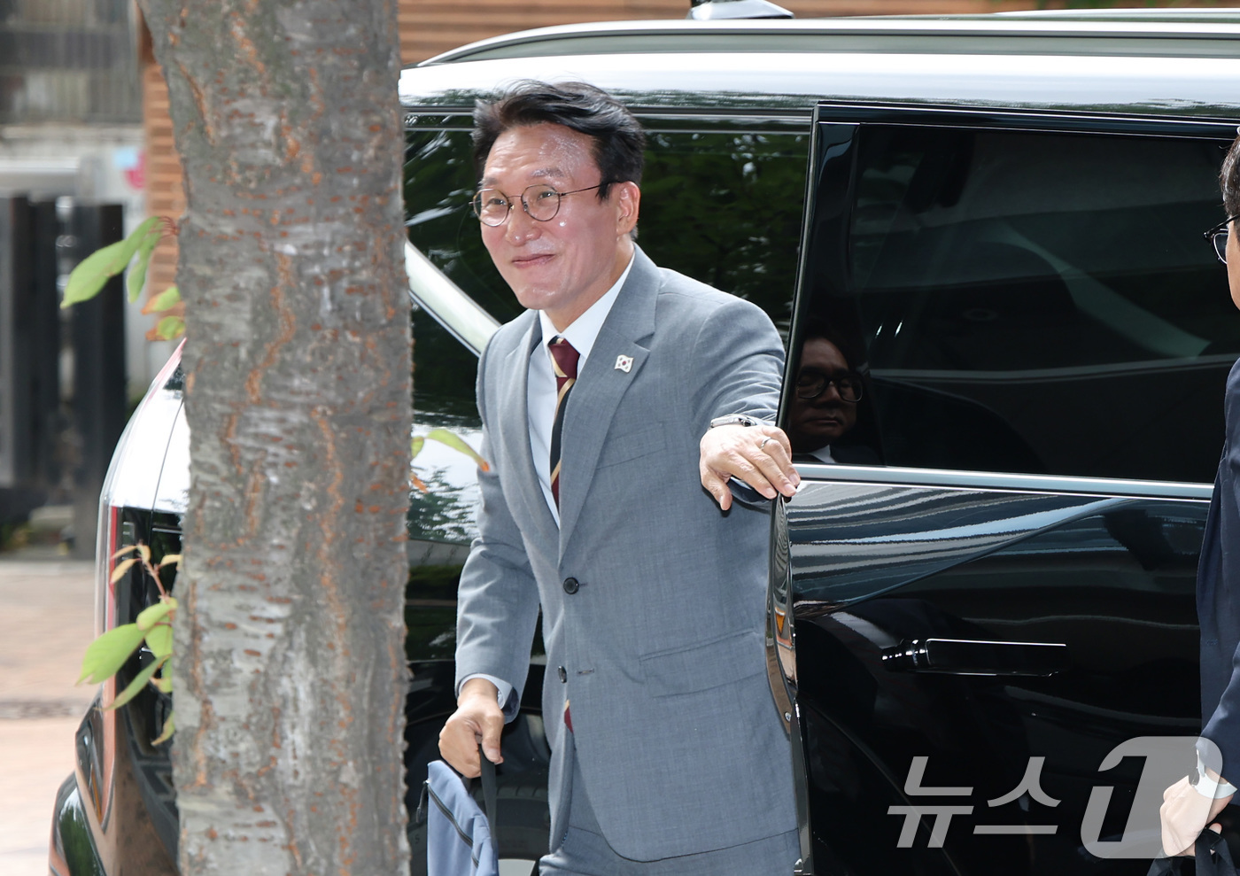 (서울=뉴스1) 임세영 기자 = 김민석 국무총리 후보자가 10일 오전 서울 종로구 통의동 금융감독원 연수원에 마련된 인사청문회 준비 사무실로 출근을 하고 있다.  2025.6.10 …