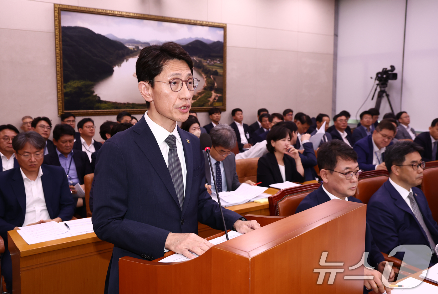 (서울=뉴스1) 김민지 기자 = 김윤상 기획재정부 2차관이 10일 서울 여의도 국회에서 열린 산불피해지원특별위원회 전체회의에서 업무보고를 하고 있다. 2025.6.10/뉴스1
