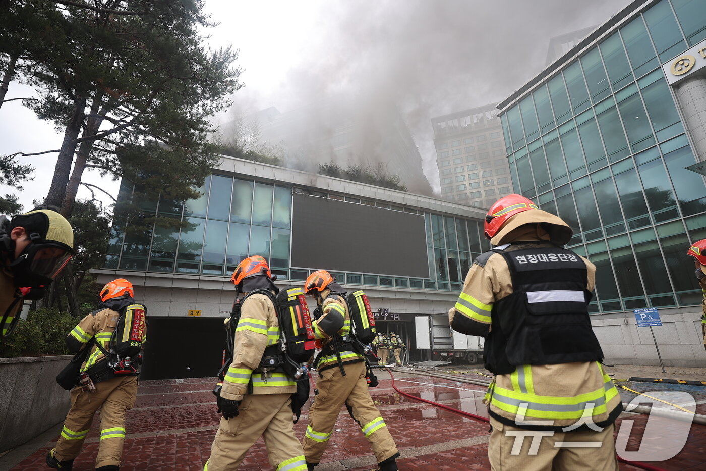 본문 이미지 - 10일 서울 종로구 조계사 불교중앙박물관에서 화재가 발생해 소방관들이 진화작업을 펼치고 있다. 2025.6.10/뉴스1 ⓒ News1 김진환 기자