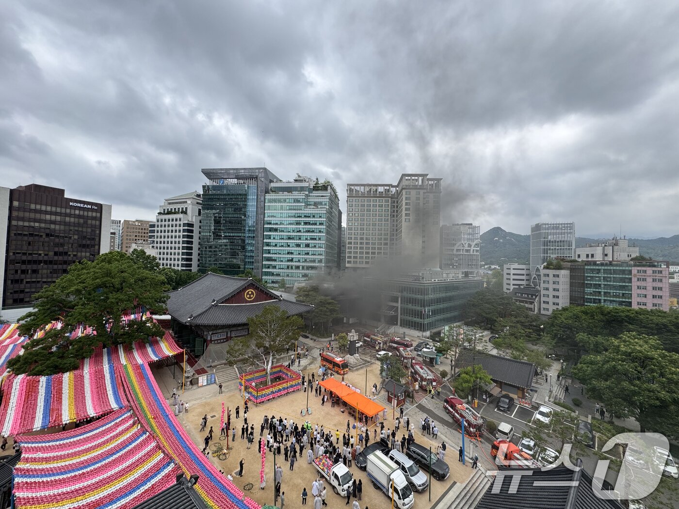 본문 이미지 - 10일 오전 서울 종로구 조계사 옆 불교중앙박물관에서 화재가 발생해 소방관들이 진화작업을 펼치고 있다. 2025.6.10/뉴스1 ⓒ News1 김명섭 기자