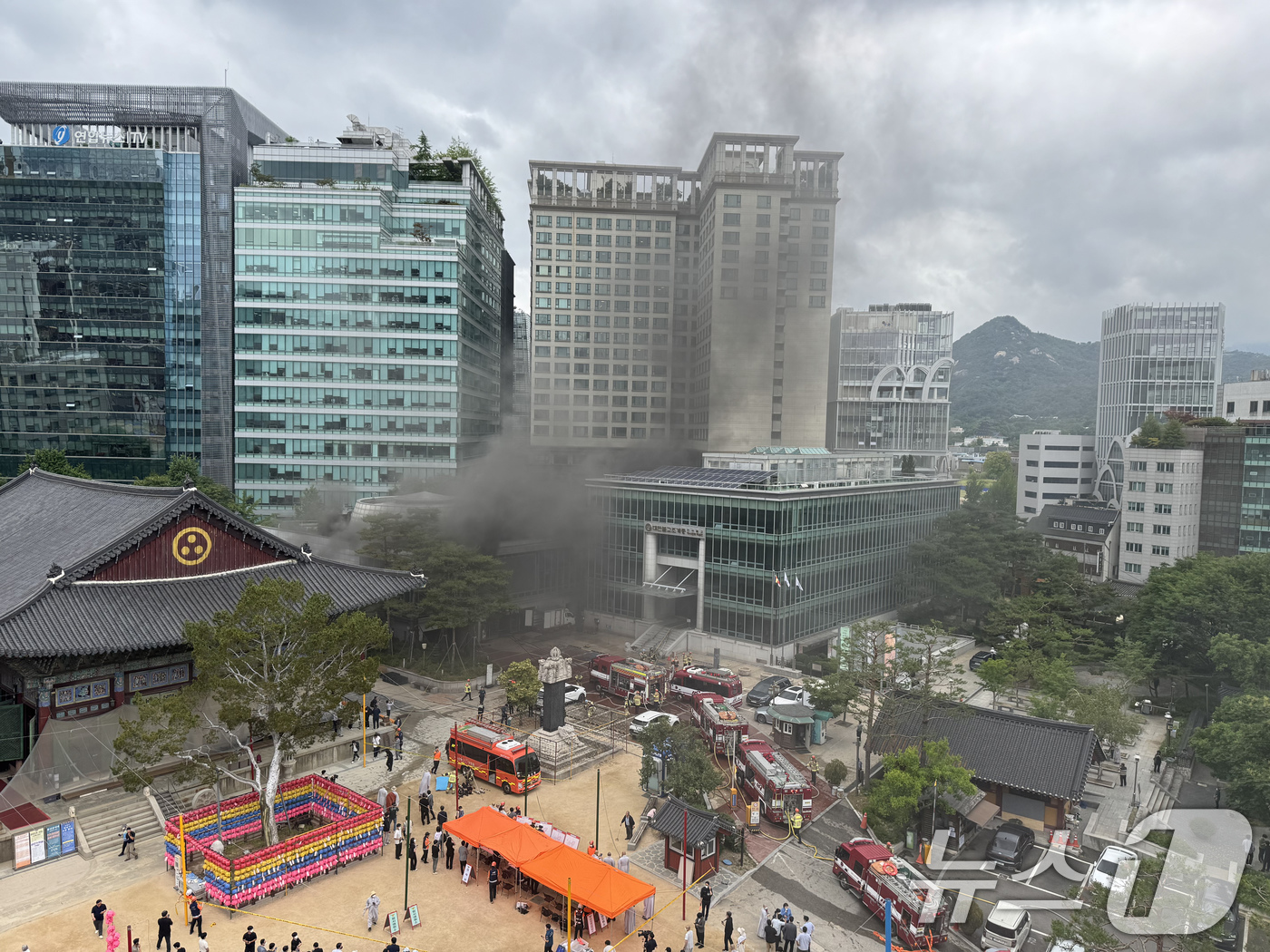 (서울=뉴스1) 김명섭 기자 = 10일 오전 서울 종로구 조계사 옆 불교중앙박물관에서 화재가 발생해 소방관들이 진화작업을 펼치고 있다. 2025.6.10/뉴스1