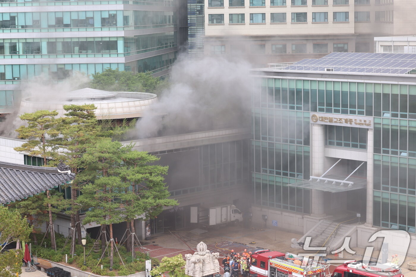 본문 이미지 - 10일 서울 종로구 조계사 불교중앙박물관에서 화재가 발생해 검은 연기가 치솟고 있다. 2025.6.10/뉴스1 ⓒ News1 김명섭 기자
