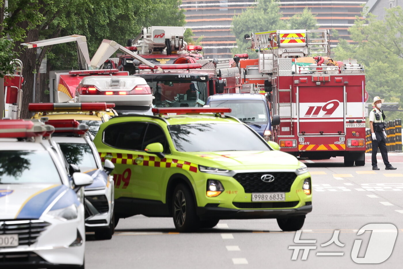 본문 이미지 - 10일 서울 종로구 조계사 불교중앙박물관에서 화재가 발생해 소방관들이 진화작업을 준비하고 있다. 2025.6.10/뉴스1 ⓒ News1 이동해 기자