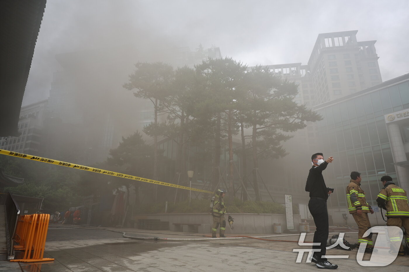 본문 이미지 - 10일 서울 종로구 조계사 불교중앙박물관에서 화재가 발생해 소방관들이 진화작업을 펼치고 있다. 2025.6.10/뉴스1 ⓒ News1 김진환 기자