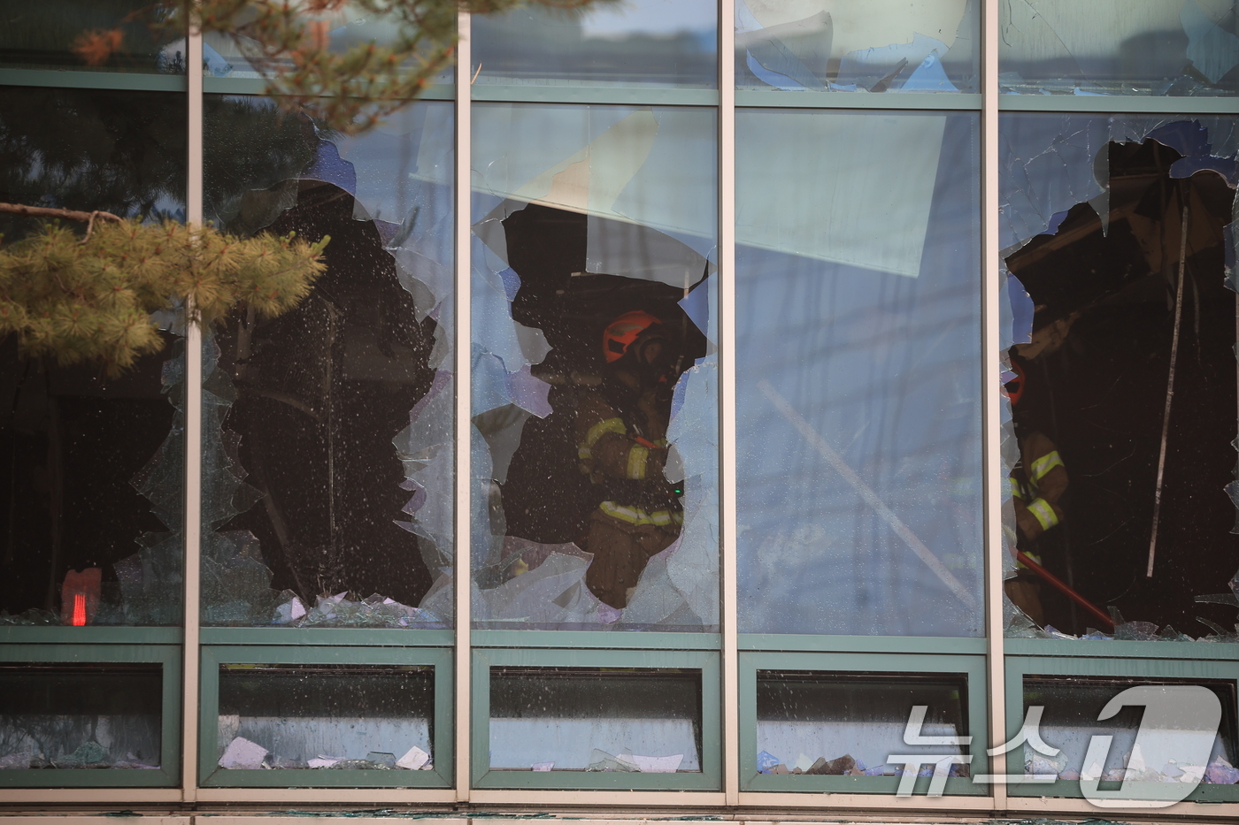 (서울=뉴스1) 김진환 기자 = 10일 서울 종로구 조계사 불교중앙박물관에서 화재가 발생해 소방관들이 진화작업을 펼치고 있다. 2025.6.10/뉴스1