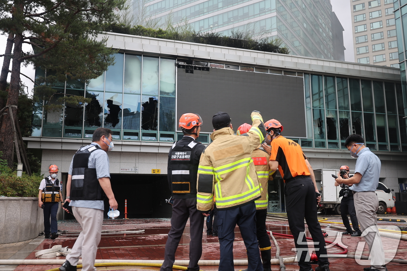 (서울=뉴스1) 김진환 기자 = 10일 서울 종로구 조계사 옆 불교중앙박물관에서 화재가 발생해 소방관들이 진화작업을 펼치고 있다. 2025.6.10/뉴스1
