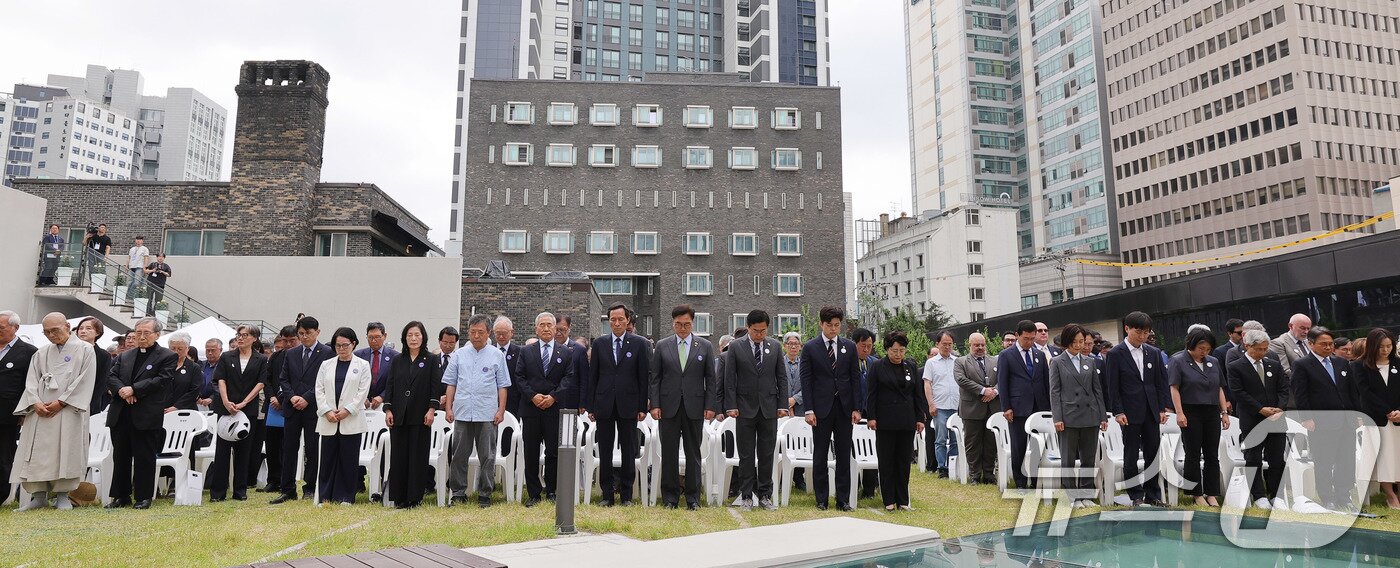 본문 이미지 - 10일 서울 용산구 민주화운동기념관&#40;옛 남영동 대공분실&#41;에서 열린 &#39;제38주년 6·10 민주항쟁 기념식&#39; 및 &#39;민주화운동기념관 개관식&#39;에서 우원식 국회의장, 우상호 대통령실 정무수석, 이재오 민주화운동기념사업회 이사장, 박찬대 더불어민주당 원내대표, 김용태 국민의힘 비대위원장 등 참석자들이 묵념하고 있다. 2025.6.10/뉴스1 ⓒ News1 박지혜 기자