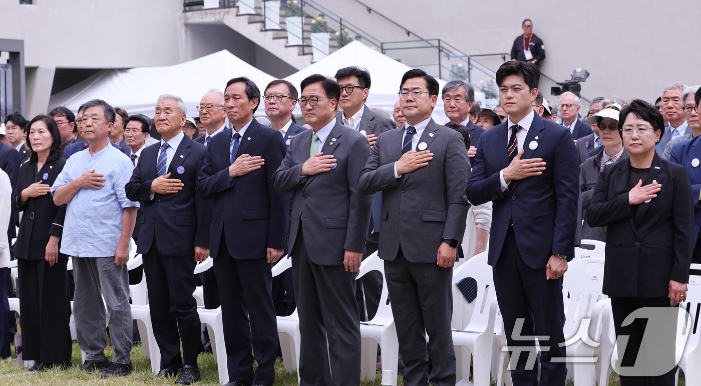 (서울=뉴스1) 박지혜 기자 = 10일 서울 용산구 민주화운동기념관(옛 남영동 대공분실)에서 열린 '제38주년 6·10 민주항쟁 기념식' 및 '민주화운동기념관 개관식'에서 김선민 …