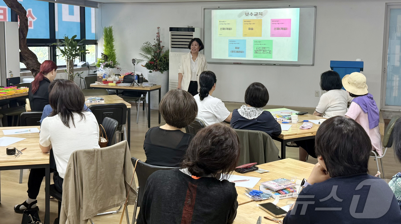 (대전=뉴스1) 이동원 기자 = 대전 서구(구청장 서철모) 관저1동 주민자치회(회장 이향숙)는 주민참여예산으로 추진하는 ‘실버 놀이교육으로 치매 예방’의 첫 교육을 마쳤다고 10일 …