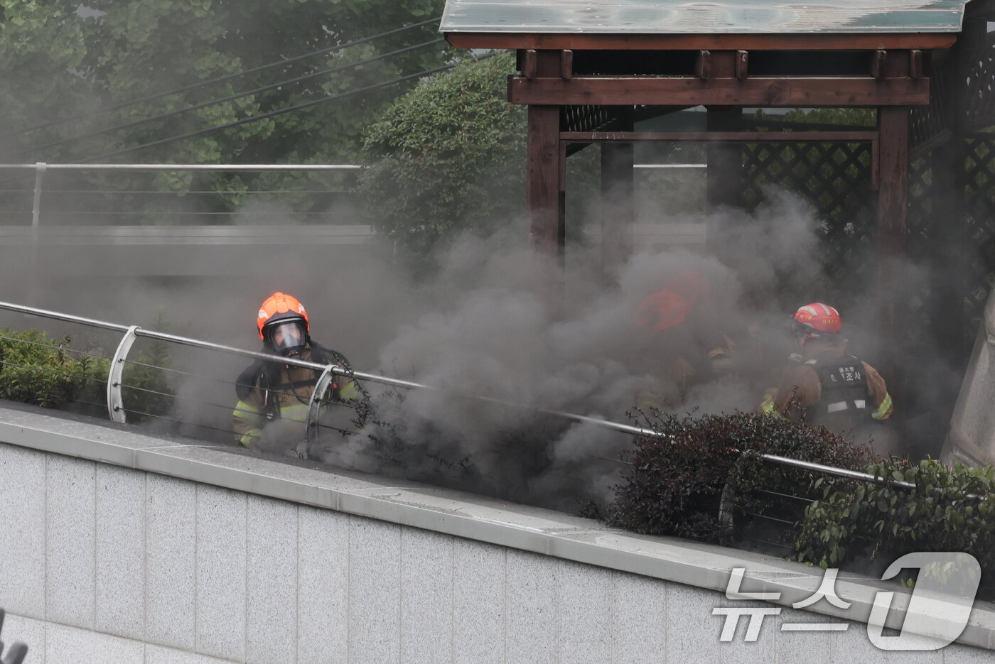 본문 이미지 - 10일 서울 종로구 조계사 옆 불교중앙박물관에서 화재가 발생해 소방관들이 진화작업을 펼치고 있다. 2025.6.10/뉴스1 ⓒ News1 이동해 기자
