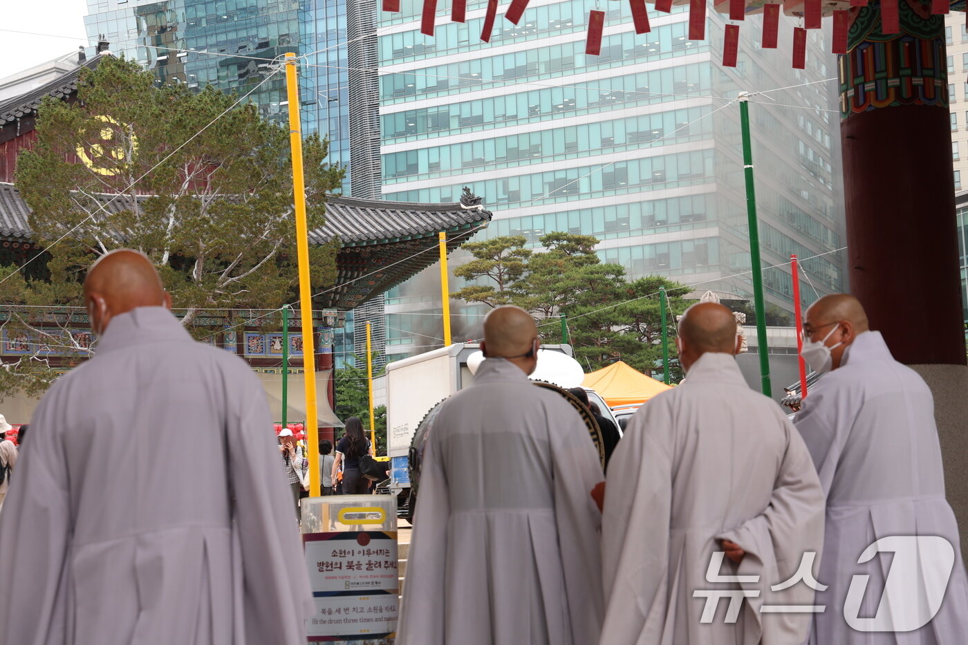 본문 이미지 - 10일 서울 종로구 조계사 옆 불교중앙박물관에서 화재가 발생한 가운데 스님들이 화재 현장을 바라보고 있다. 2025.6.10/뉴스1 ⓒ News1 김명섭 기자