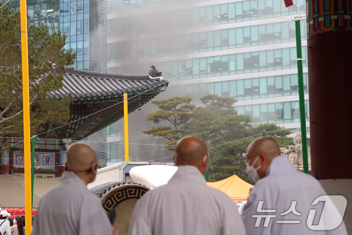 (서울=뉴스1) 김명섭 기자 = 10일 서울 종로구 조계사 옆 불교중앙박물관에서 화재가 발생한 가운데 스님들이 화재 현장을 바라보고 있다. 2025.6.10/뉴스1