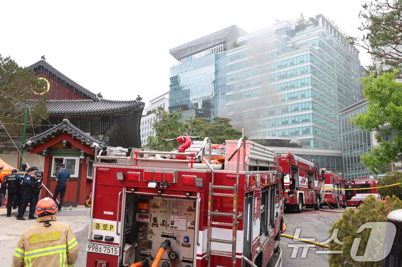본문 이미지 - 10일 서울 종로구 조계사 옆 불교중앙박물관에서 화재가 발생해 소방관들이 진화작업을 펼치고 있다. 2025.6.10/뉴스1 ⓒ News1 김명섭 기자
