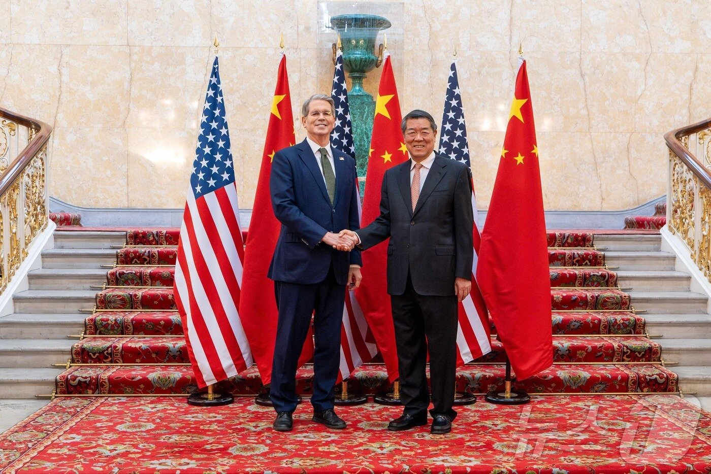 본문 이미지 - 스콧 베선트 미 재무장관&#40;왼쪽&#41;과 허리펑 중국 국무원 부총리가 9일&#40;현지시간&#41; 영국 런던의 랭카스터 하우스에서 무역협상을 하기 전 사진을 찍고 있다. 2025.06.09 ⓒ AFP=뉴스1 ⓒ News1 권영미 기자