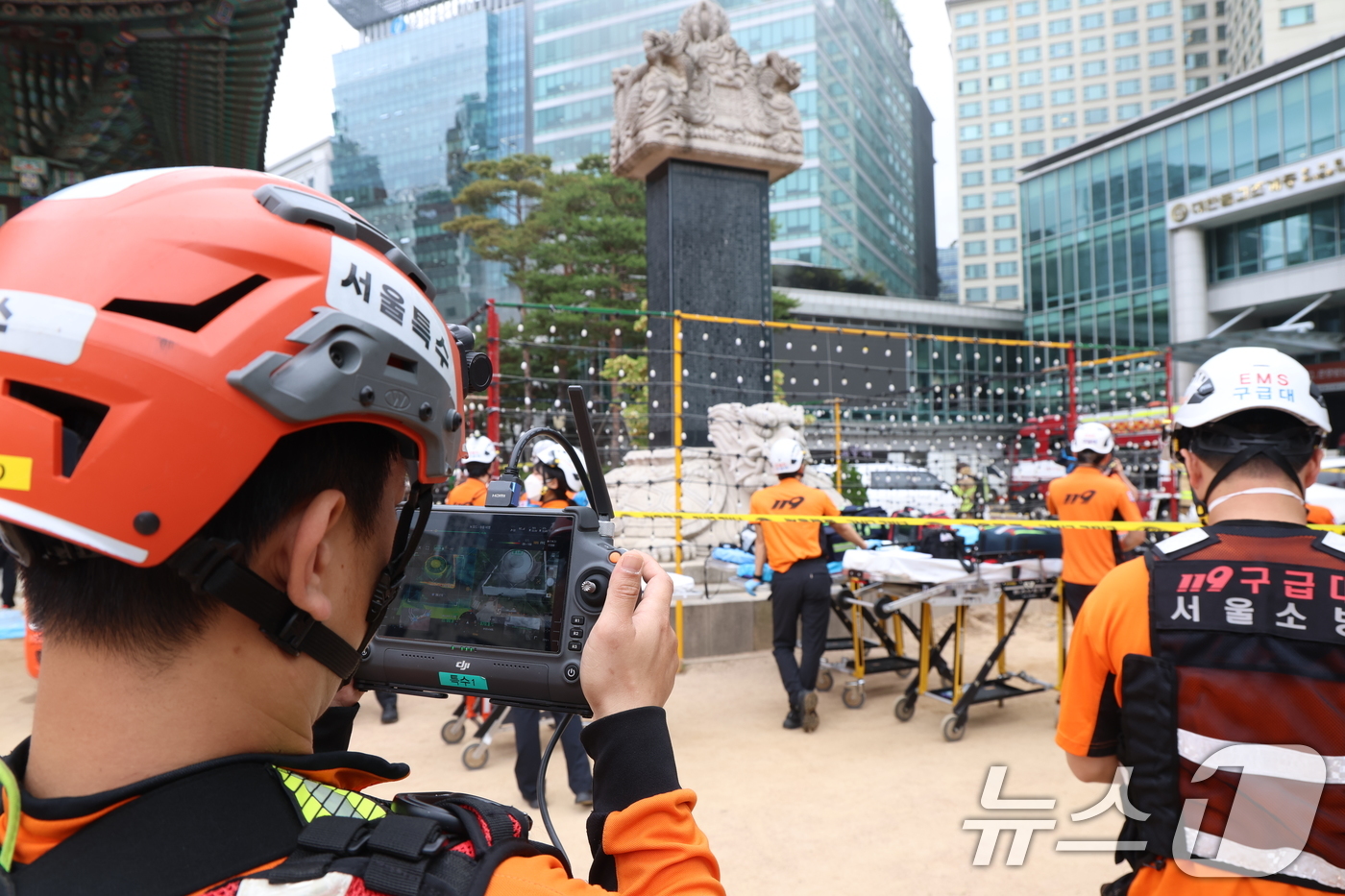 (서울=뉴스1) 김명섭 기자 = 10일 서울 종로구 조계사 불교중앙박물관에서 화재가 발생해 소방관들이 진화작업을 펼치고 있다. 2025.6.10/뉴스1