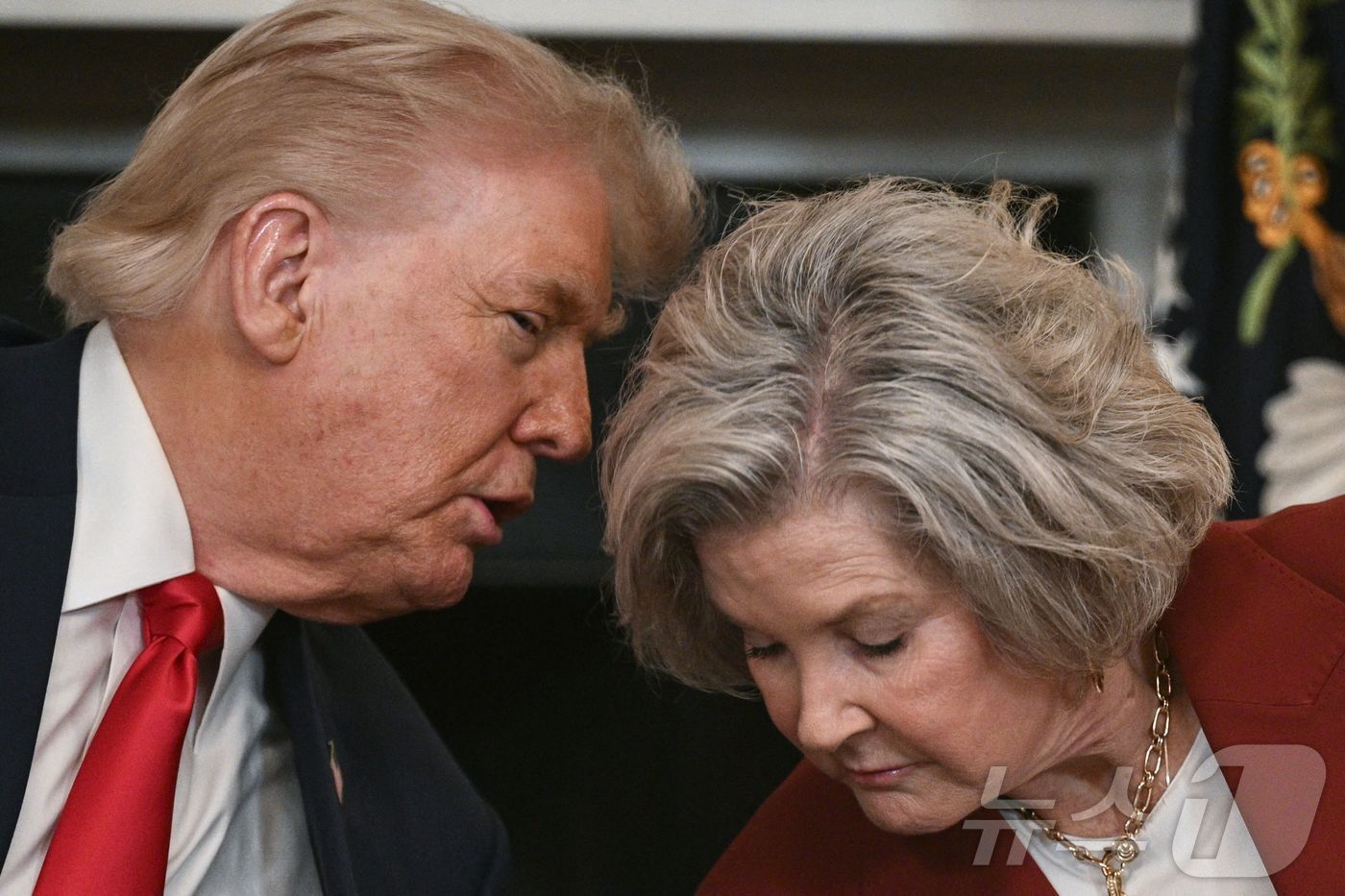 본문 이미지 - 9일&#40;현지시간&#41; 도널드 트럼프 미국 대통령이 워싱턴 DC 백악관에서 열린 &#39;인베스트 아메리카&#39;&#40;Invest America&#41; 라운드테이블 회의에 참석하던 중 수지 와일스 백악관 비서실장과 대화하고 있다. 2025.06.09 ⓒ AFP=뉴스1 ⓒ News1 김지완 기자