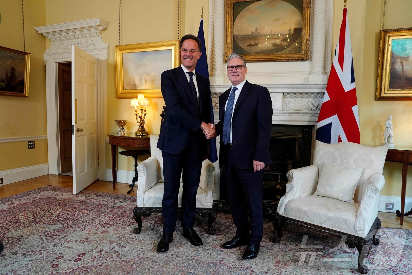 (런던 AFP=뉴스1) 김지완 기자 = 9일(현지시간) 키어 스타머 영국 총리(오른쪽)와 마르크 뤼터 북대서양조약기구(NATO·나토) 사무총장이 런던 총리관저에서 악수하고 있다. …