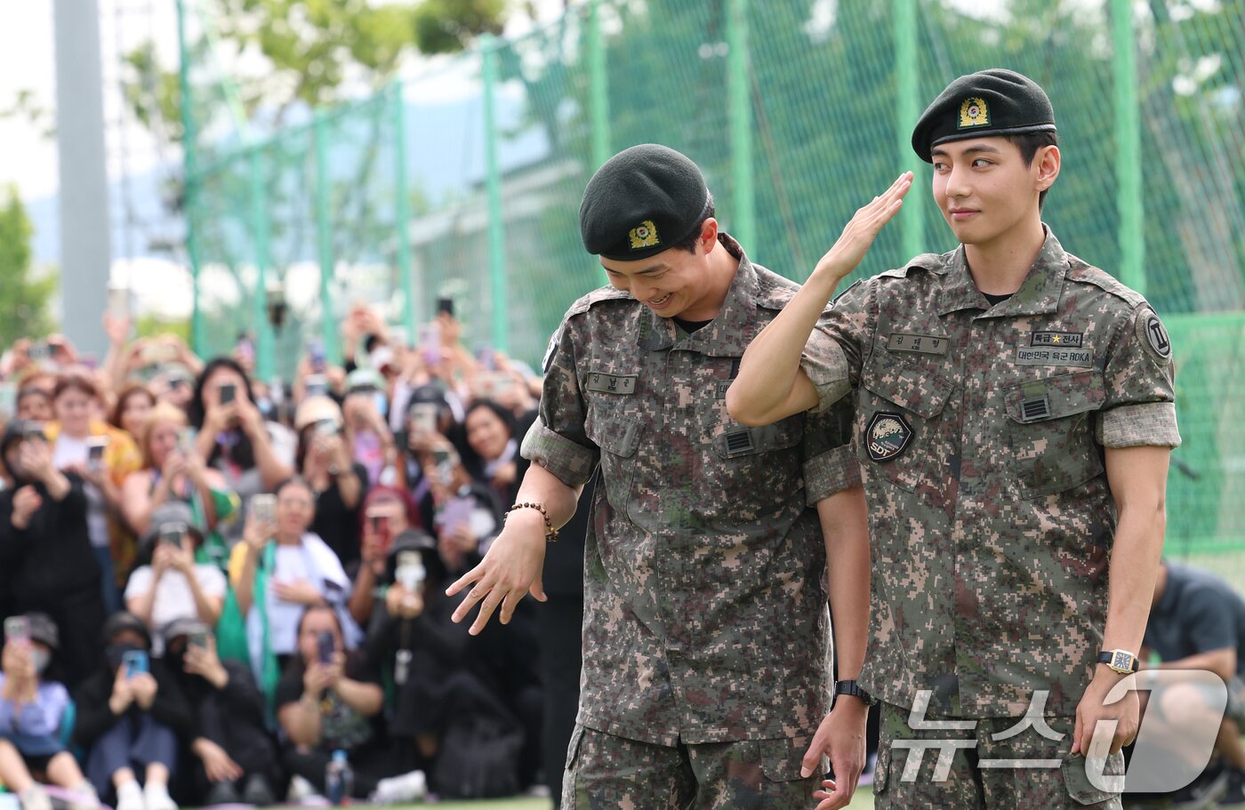 본문 이미지 - 방탄소년단&#40;BTS&#41;의 RM&#40;김남준, 30&#41;이 10일 오전 강원도 춘천시 신북읍 체육공원 축구장에서 군 복무를 마친 뒤 경례를 하는 도중 너무 긴장해 경직된 손을 풀고 있다. ⓒ News1 권현진 기자