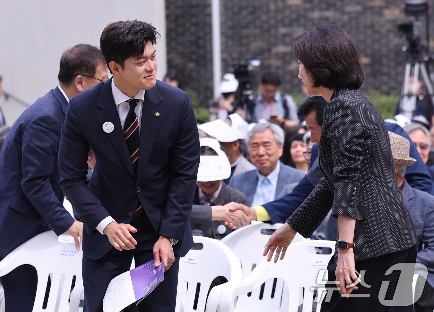 (서울=뉴스1) 박지혜 기자 = 10일 서울 용산구 민주화운동기념관(옛 남영동 대공분실)에서 열린 '제38주년 6·10 민주항쟁 기념식' 및 '민주화운동기념관 개관식'에서 김용태 …