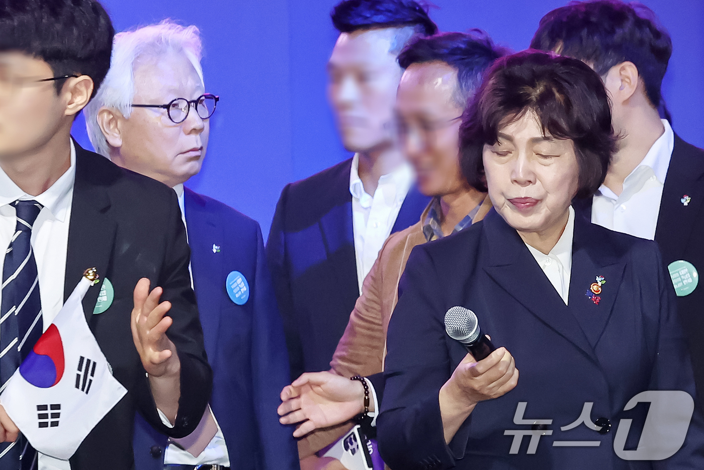 (서울=뉴스1) 민경석 기자 = 황선건 6·10만세운동 유족회장(왼쪽)이 10일 오전 서울 종로구 중앙고등학교에서 열린 '제99주년 6·10만세운동 기념식'에서 정부가 만세운동 주 …