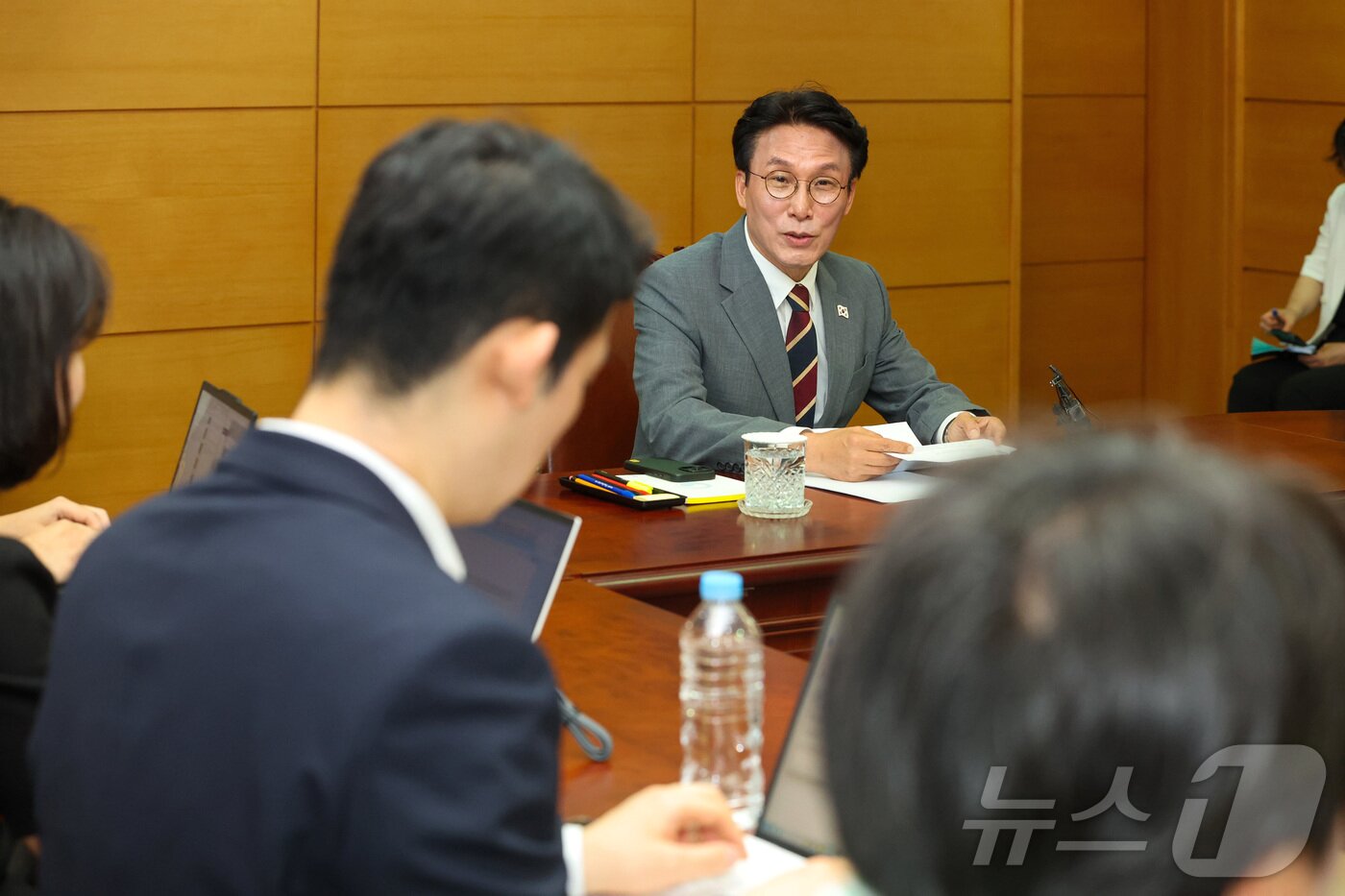 본문 이미지 - 김민석 국무총리 후보자가 10일 오전 서울 종로구 통의동 금융감독연수원에 마련된 청문회 준비단 사무실에서 출입기자들과 간담회를 갖고 있다. &#40;공동취재&#41; 2025.6.10/뉴스1 ⓒ News1 임세영 기자