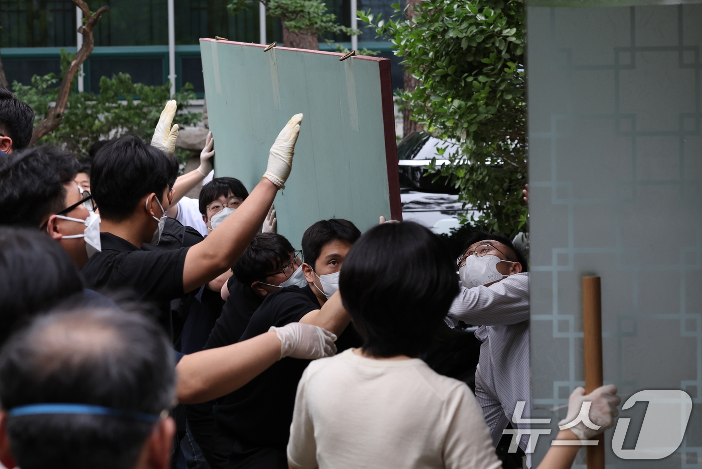 (서울=뉴스1) 이동해 기자 = 10일 서울 종로구 조계사 옆 불교중앙박물관에서 화재가 발생한 가운데 조계종 등 관계자들이 문화재를 화재 현장 밖으로 옮기고 있다. 2025.6.1 …