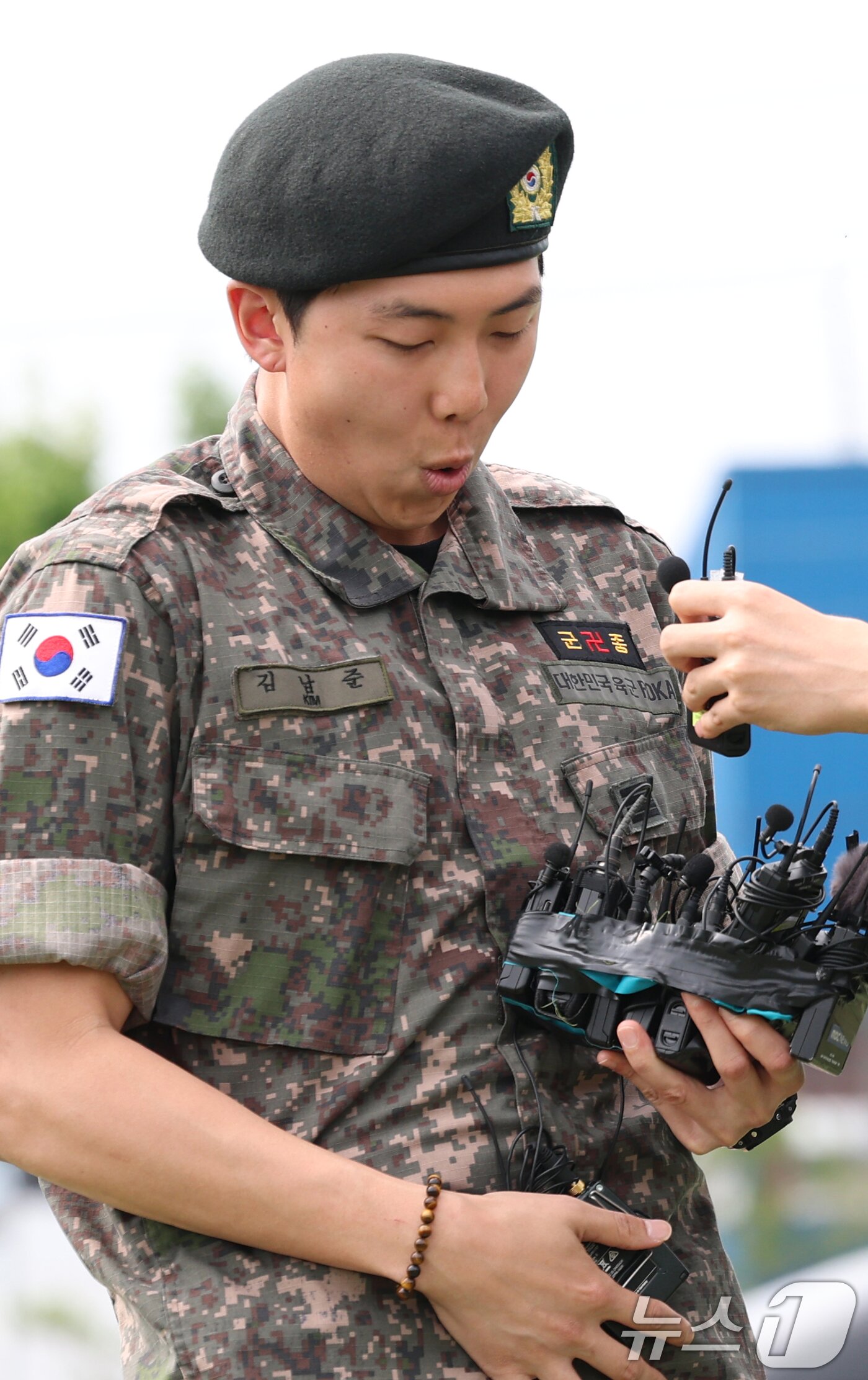 본문 이미지 - 방탄소년단&#40;BTS&#41;의 RM&#40;왼쪽&#41;이 10일 오전 강원도 춘천시 신북읍 체육공원 축구장에서 인터뷰를 마친 뒤 마이크를 떨어뜨리고 있다. ⓒ News1 권현진 기자