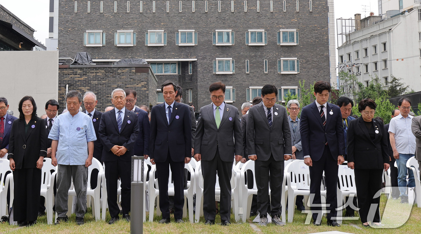 (서울=뉴스1) 박지혜 기자 = 10일 서울 용산구 민주화운동기념관(옛 남영동 대공분실)에서 열린 '제38주년 6·10 민주항쟁 기념식' 및 '민주화운동기념관 개관식'에서 우원식 …